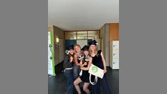 Interessierte mit dem Merchandise der EHB