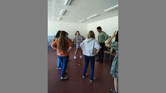 Bewegung muss sein: Teilnemende tanzen Macarena in der Pause