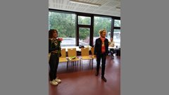 Professorin Dr. Olivia Dibelius dirigiert ein Geburtstagsständchen