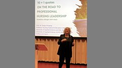 Eine Frau spricht auf einem Workshop