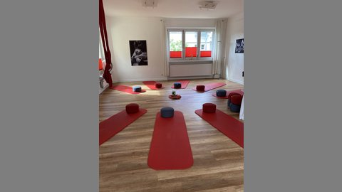 Gemütlicher Raum mit Matten auf dem Boden für Übungen