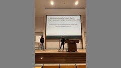 Die Studierenden Dorit Schüler (l.) und Milena Dausend (r.) informieren über diskriminierungssensible Sprache. Foto: EHB