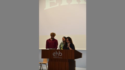 Drei Menschen sprechen ins Publikum.