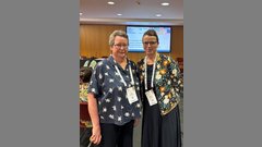 Prof.in Susanne Simon, Studiengangsleitung Hebammenwissenschaft, zusammen mit Dr. Mary Sheridon (links), Hebamme und leitende Dozentin am Kings College (London), die bereits auf einen langen Austausch mit der EHB zurückblickt