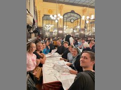 Eine Gruppe aus 10 Jungen erwachsenen Sitz an einem Tisch in einem Restaurant