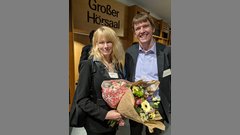 EHB Master-Absolventin Marina Agronik mit Laudator Prof. Dr. Axel Bohmeyer.