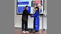 Zwei Studierende der National University of Mongolia (NUM) bei der Präsentation