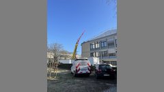 Die Anfahrt mit dem Hebekran für die Baustelle: Ein Schwertransport