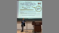 Dr.in Dagmar Kubanski, Frauen- und Gleichstellungsbeauftragte der EHB, führt in die Vollversammlung ein. Foto: EHB