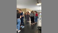 Schüler:innen beim Rundgang durch die EHB