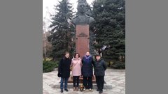 Gruppenfoto vor dem Makarenko-Denkmal, Poltava