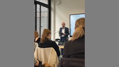 Der Rektor begrüßt die Gäste