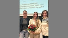 Eva Zeinert zusammen mit Gutachterin Prof.in Dr. Susanne Simoon (links) und der Jurymitglied Tamara Marraffa