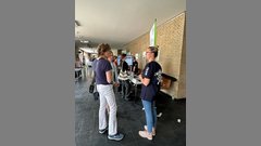 Besucher:innen informieren sich beim Immatrikulationsamt