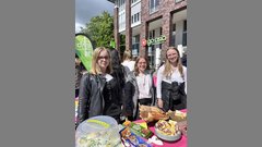 Studierend am Kuchenstand