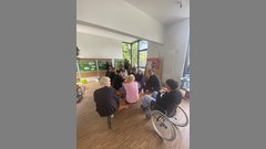 Prof. Dr. Thomas Guthmann (hinten links) und Professorin Dr. Gisela Renner (Mitte rechts) bei der Projektpräsentation