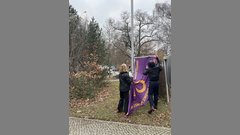 Die Fahne zum Aktionstag wird vorbereitet